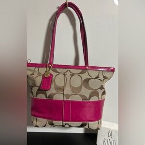 COACH KHAKI SIGNATURE STRIPE PATENT SHOULDER TOTE PINK